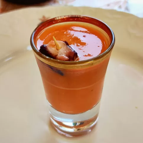 Gazpacho andaluz con pulpo